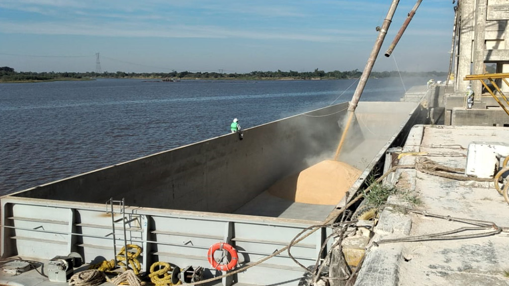 Duro impacto de la bajante del Paraná en el cabotaje fluvial de granos