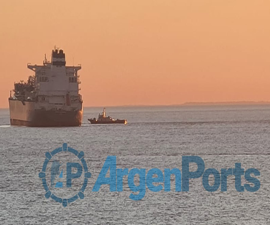 Mirá las fotos del buque varado que paralizó por horas el comercio exterior argentino