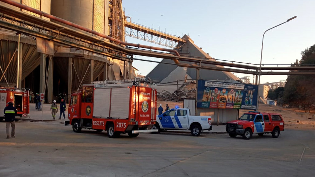 En fotos: dos heridos por el derrumbe de una celda de granos en puerto San Martín