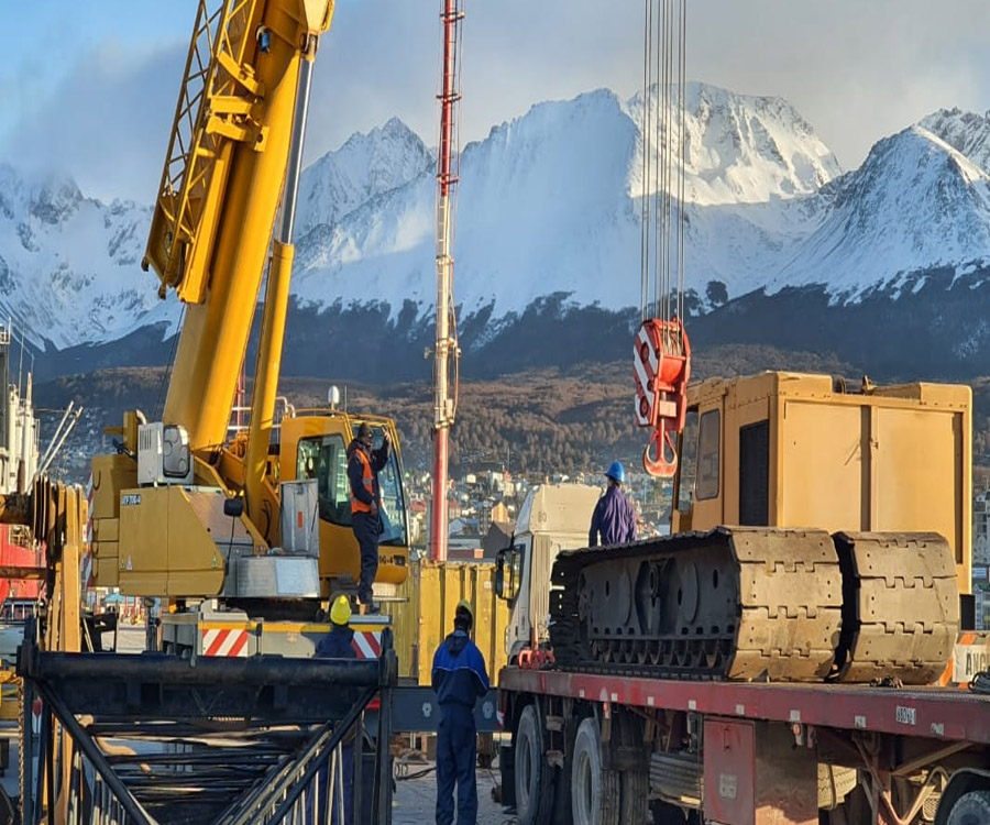 Llegan a Ushuaia equipos para la ampliación del muelle comercial