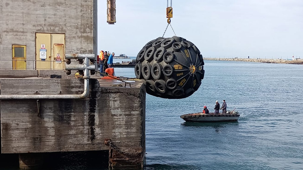 Puerto Quequén optimiza sus embarques con nuevas defensas neumáticas