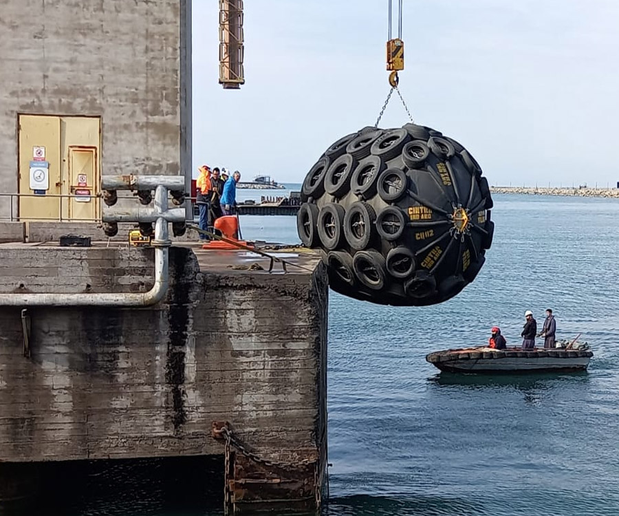 Puerto Quequén optimiza sus embarques con nuevas defensas neumáticas