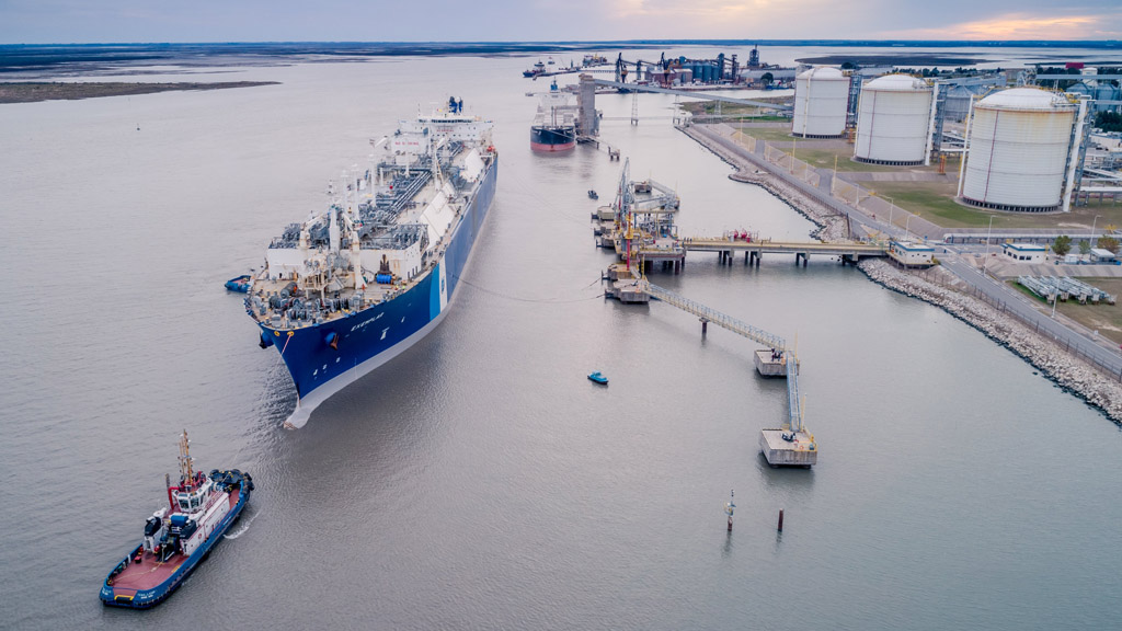 El regasificador Exemplar dejó Bahía Blanca pero espera para poder continuar viaje