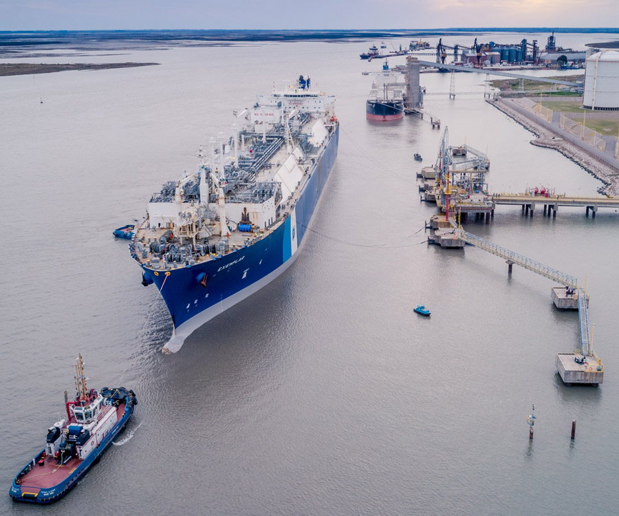 El regasificador Exemplar dejó Bahía Blanca pero espera para poder continuar viaje