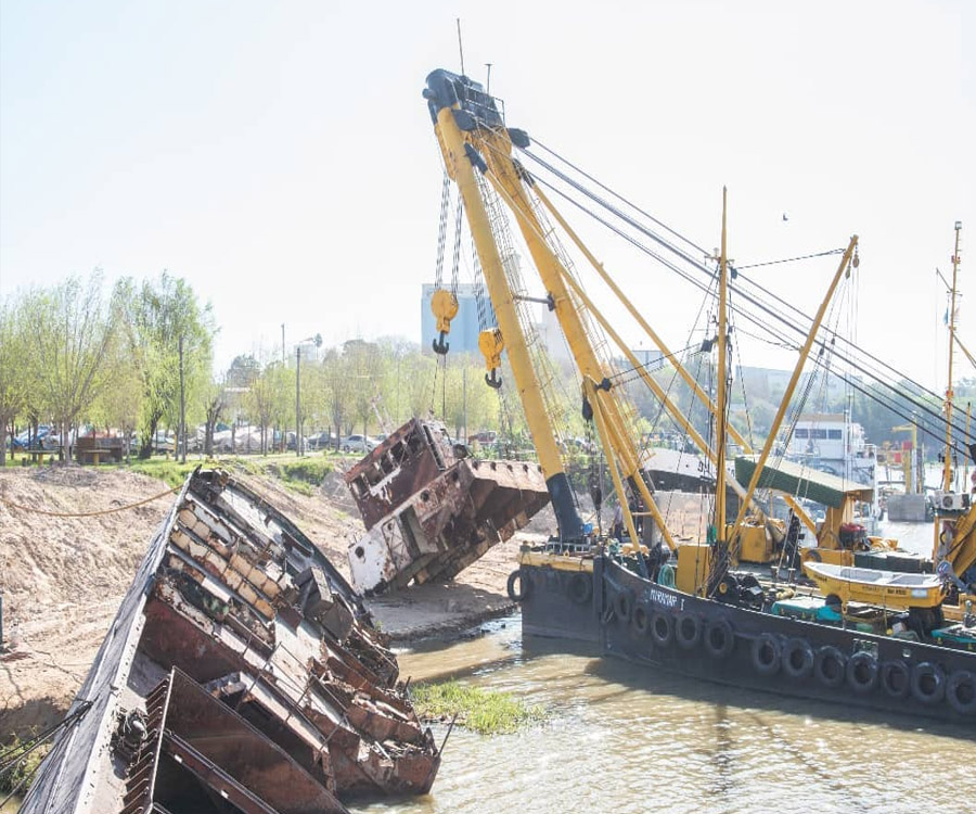 Comenzó el retiro en San Nicolás de un buque centenario y dueño de una curiosa historia