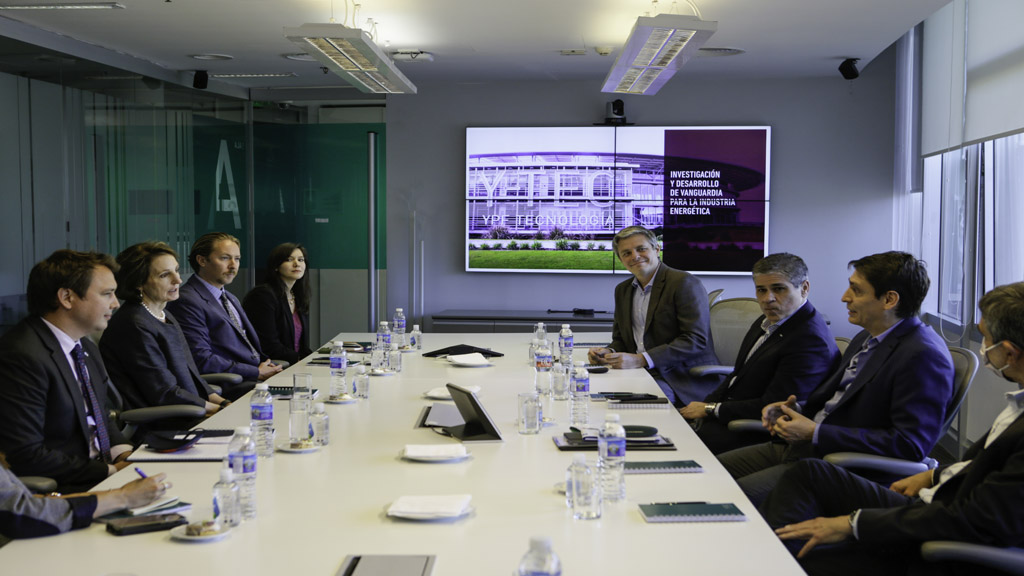 En fotos y video: reunión de directivos de YPF con miembros de la Embajada de EE.UU.