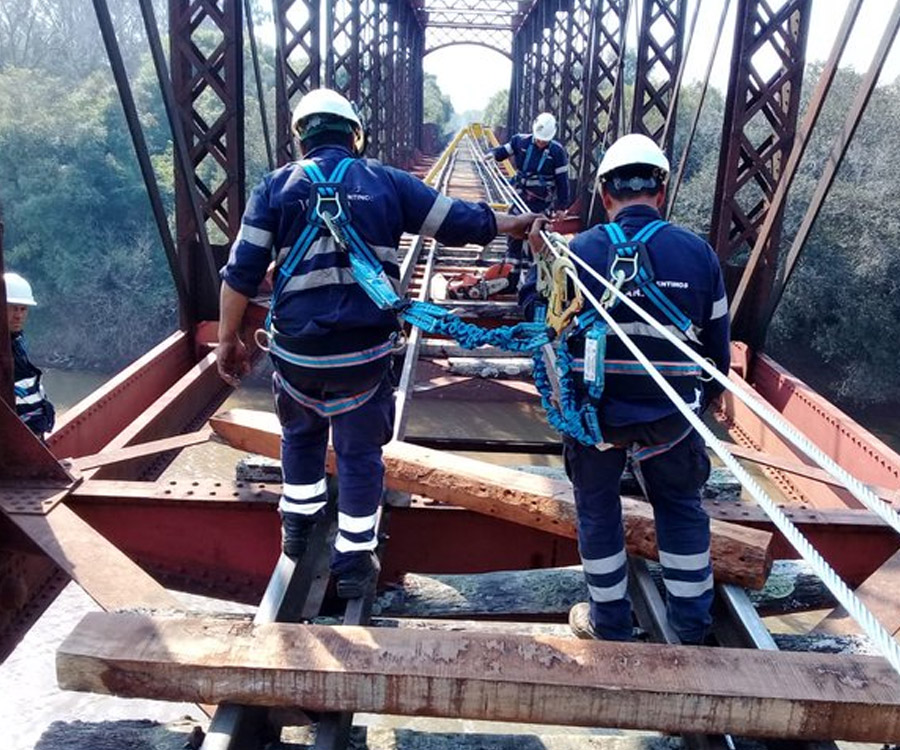 Avanzan los trabajos de reparación en el histórico puente sobre el río Aguapey