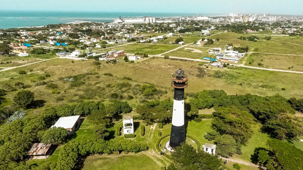 Hace 100 años comenzaba a funcionar el faro Quequén, un aliado clave para el puerto