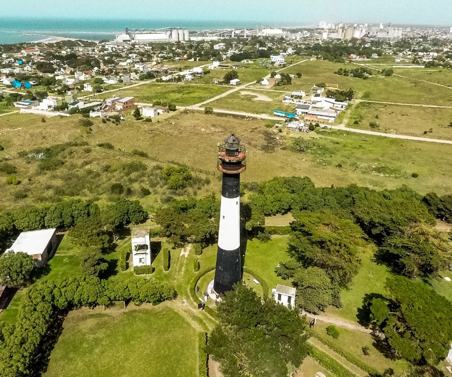 Hace 100 años comenzaba a funcionar el faro Quequén, un aliado clave para el puerto