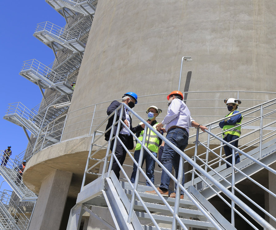 El ministro Domínguez visitó las obras de Oleaginosa Moreno en el puerto de Bahía Blanca