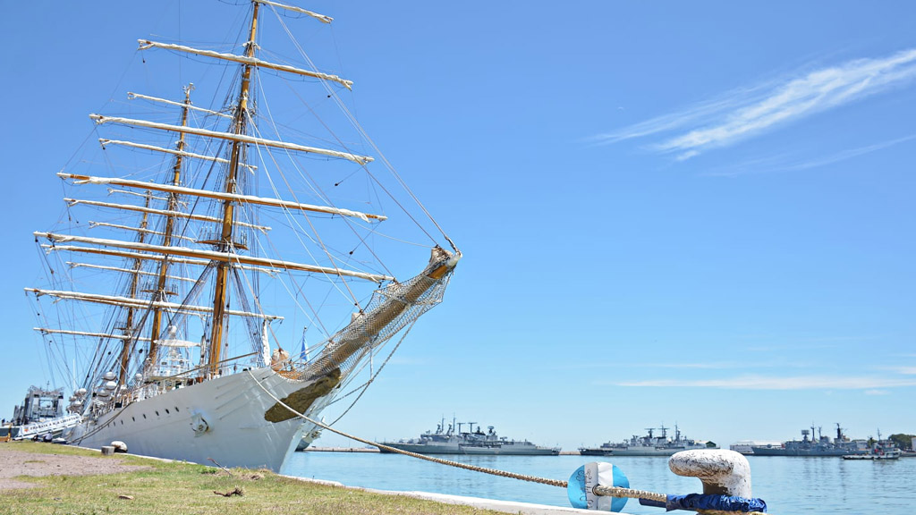 En fotos: la Fragata Libertad ya amarró en Puerto Belgrano e irá a dique seco