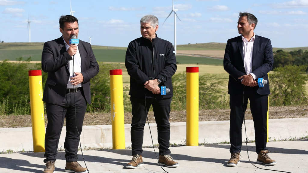 Juan Cabandié y Darío Martínez recorrieron el parque eólico Los Teros, de YPF