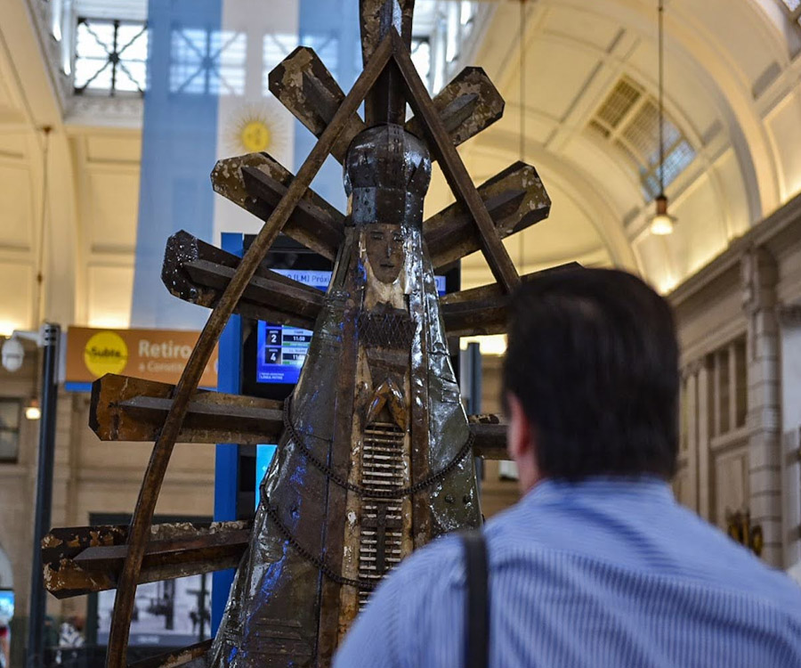 “La Virgen de descarte” recorrerá las estaciones ferroviarias