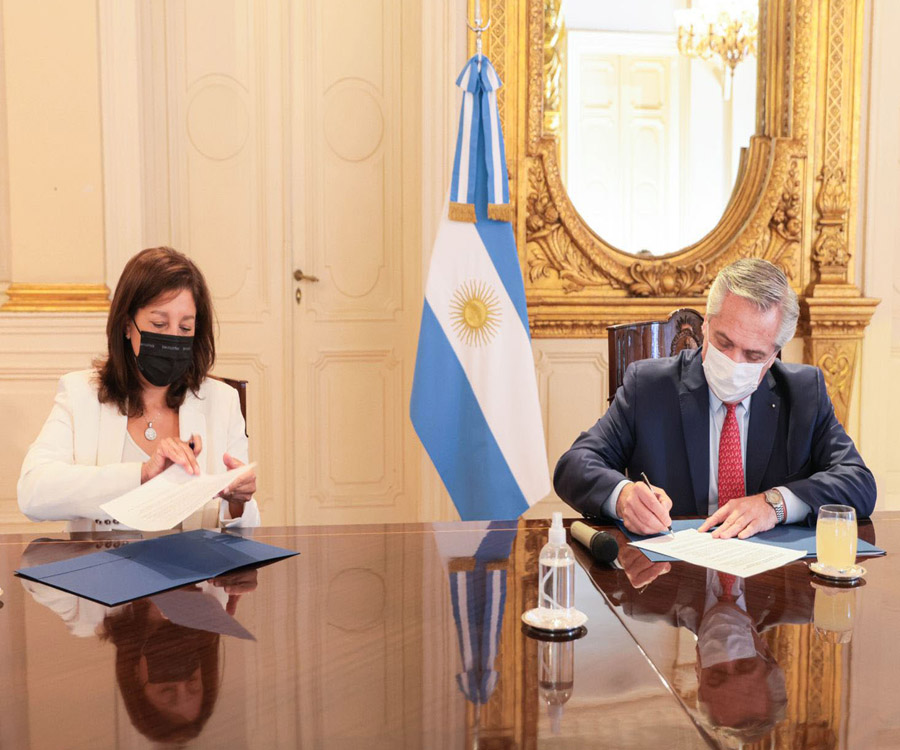 El Presidente firmó el inicio de la zona franca en la localidad rionegrina de Sierra Grande