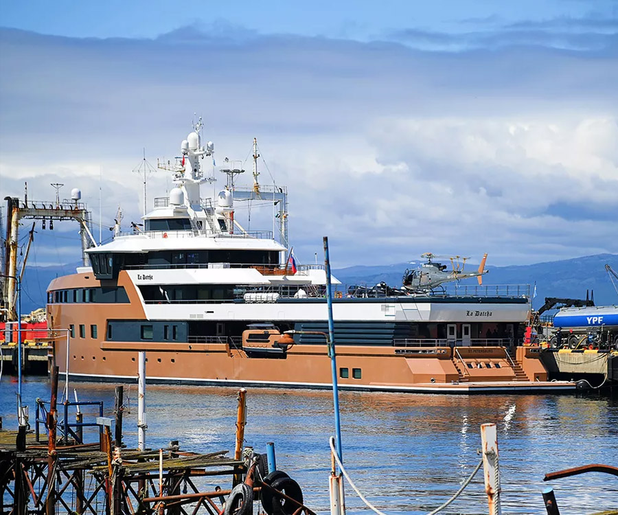 El primer yate rompehielos del mundo perdió un ancla en Ushuaia y aún no pudo ir a la Antártida