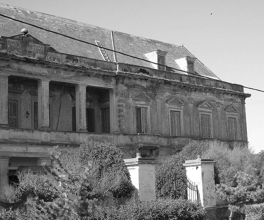 Hotel fantasma, cementerio judío y espías nazis, los secretos de un pueblo costero en Argentina