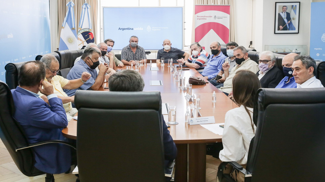 Reunión de Transporte y gremios de marina mercante en la Mesa de Trabajo