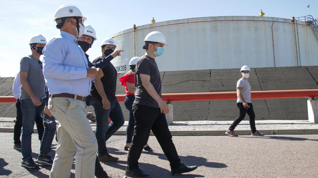 El ministro Costa visitó la terminal petrolera de Oiltanking Ebytem, en Puerto Rosales