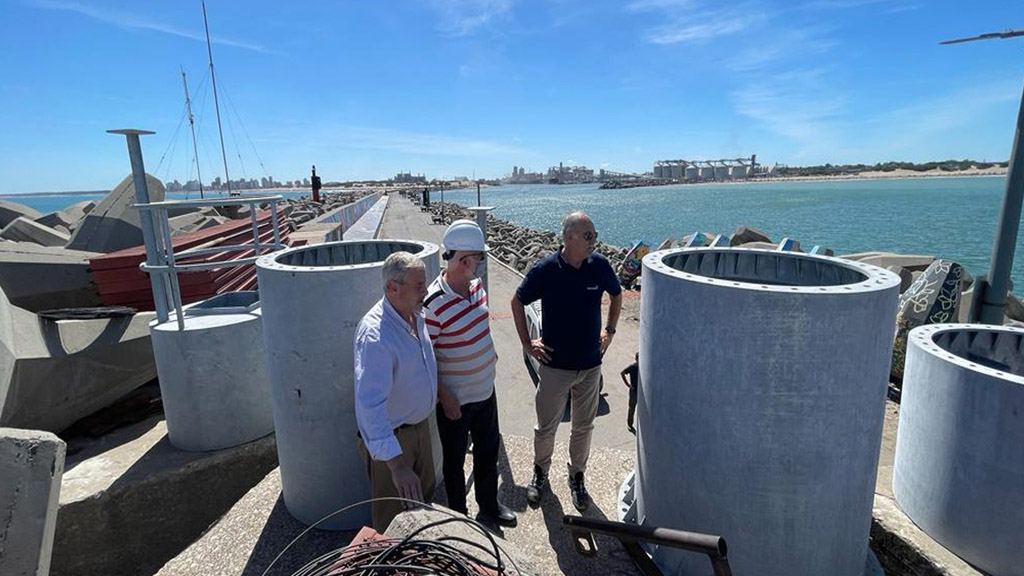 Se inició en Puerto Quequén la instalación de la “Torre Baliza Morro Escollera Sur”