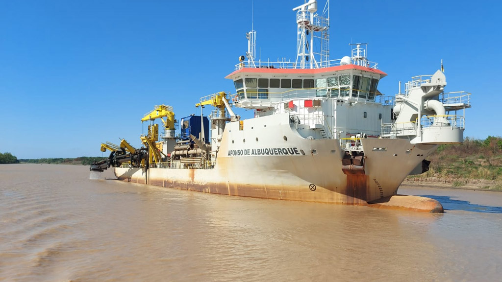 Bajante histórica: una draga asegura el acceso al puerto de Santa Fe