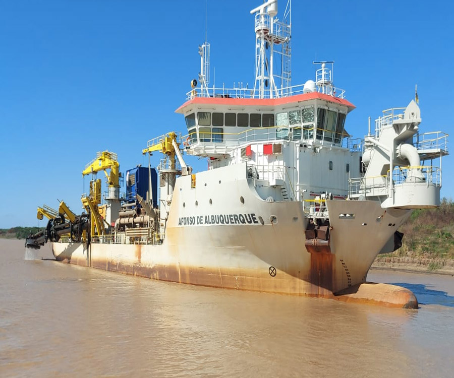 Bajante histórica: una draga asegura el acceso al puerto de Santa Fe