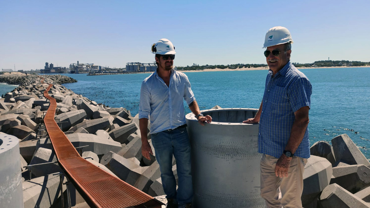 Quequén: en 30 días finalizará la instalación de la Torre de Baliza del Morro en Escollera Sur