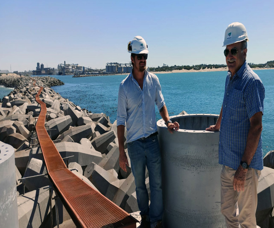 Quequén: en 30 días finalizará la instalación de la Torre de Baliza del Morro en Escollera Sur