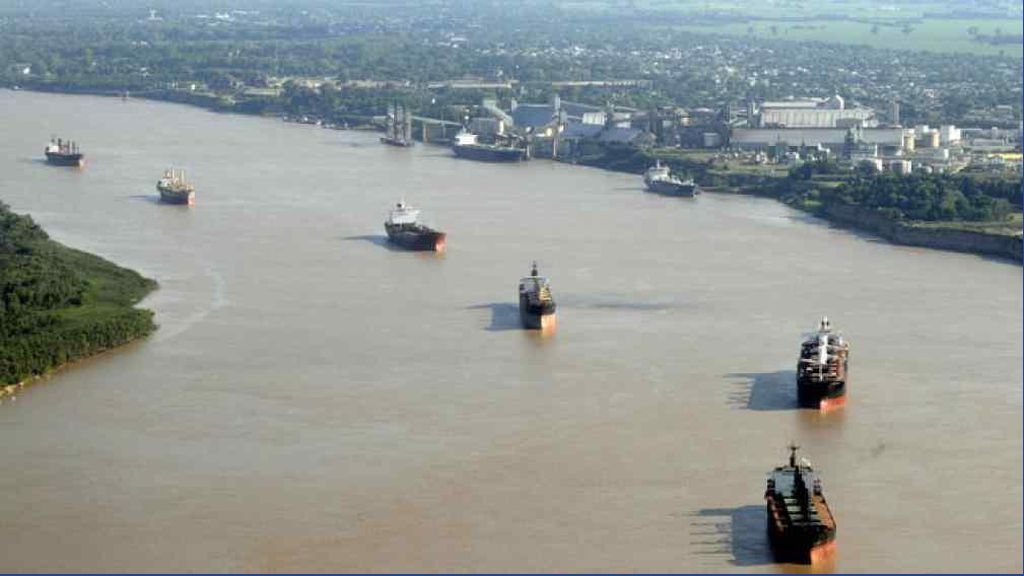 La Hidrovía recibió 234 barcos en marzo y le hace frente a la bajante del Paraná