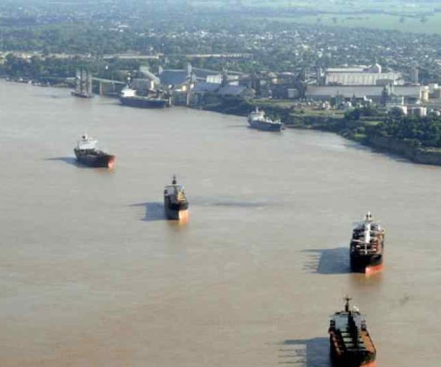 La Hidrovía recibió 234 barcos en marzo y le hace frente a la bajante del Paraná