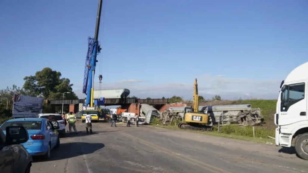 Tras el colapso de un puente y el descarrilamiento, derivan trenes que llegan a los puertos de Rosario