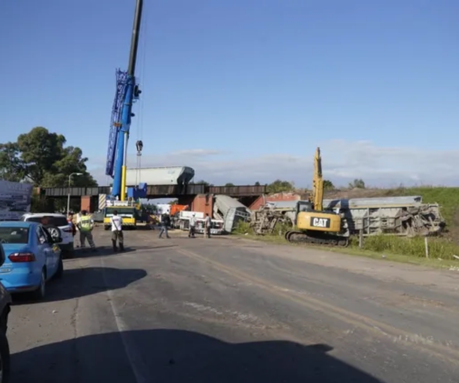 Tras el colapso de un puente y el descarrilamiento, derivan trenes que llegan a los puertos de Rosario