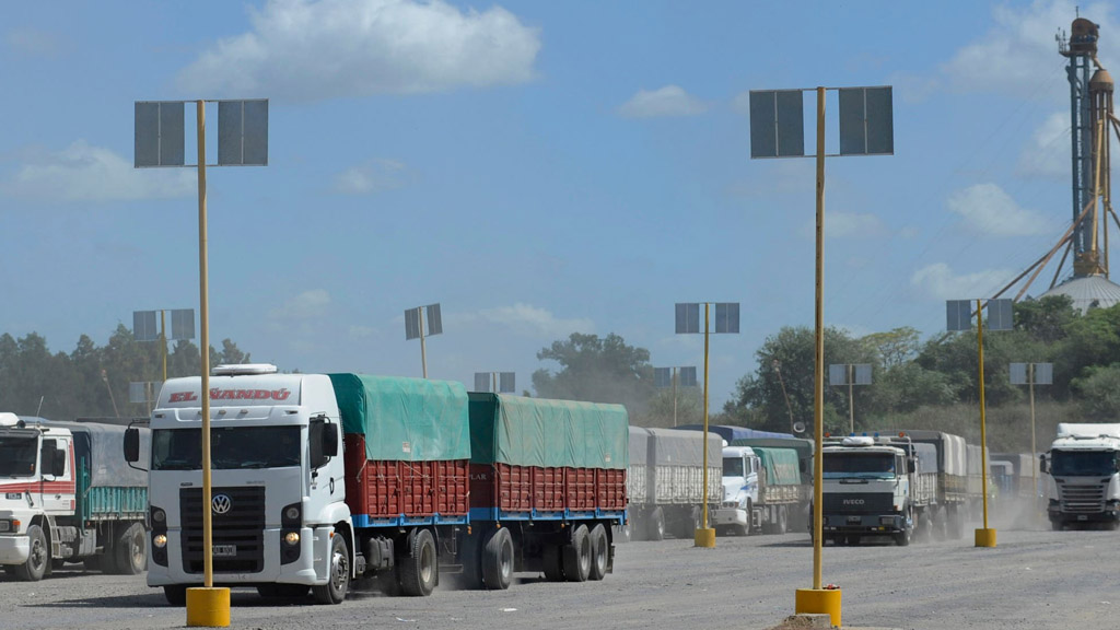 Paro de transportistas en reclamo de un aumento de las tarifas