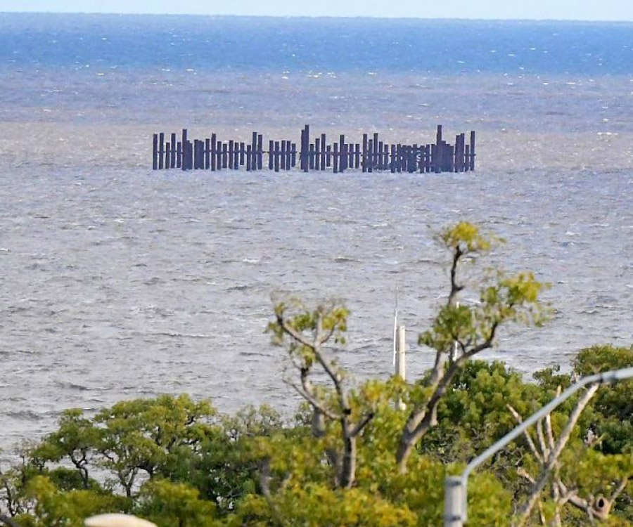 Uruguay: retirar los pilotes de la fallida obra de la regasificadora costará US$ 5 millones