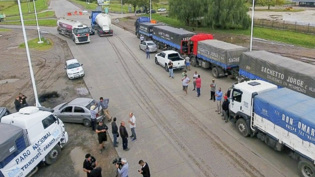 Transportistas de granos advirtieron que no levantarán el paro