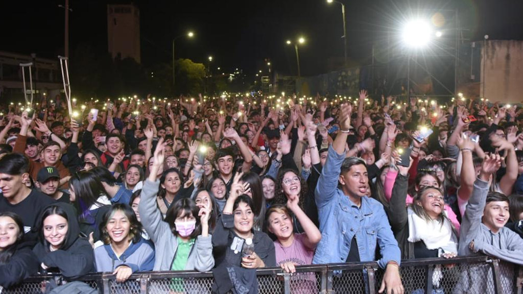 Videos: con una concurrencia jamás vista, arrancó la Fiesta del Camarón y el Langostino