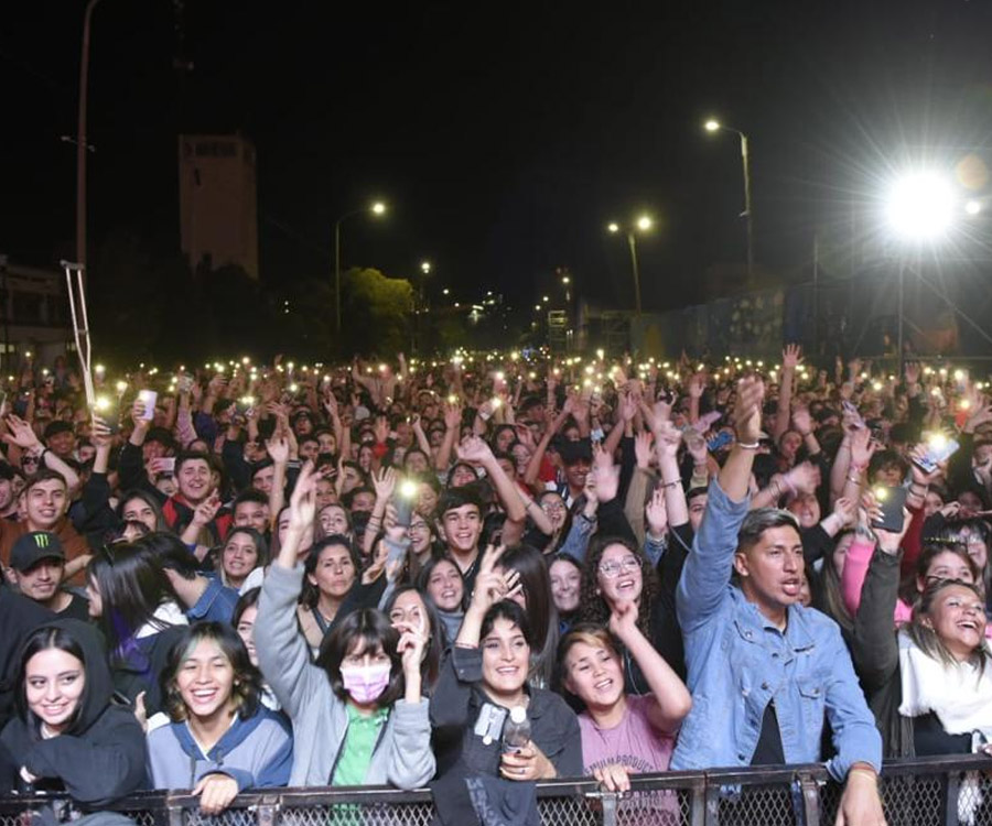 Videos: con una concurrencia jamás vista, arrancó la Fiesta del Camarón y el Langostino