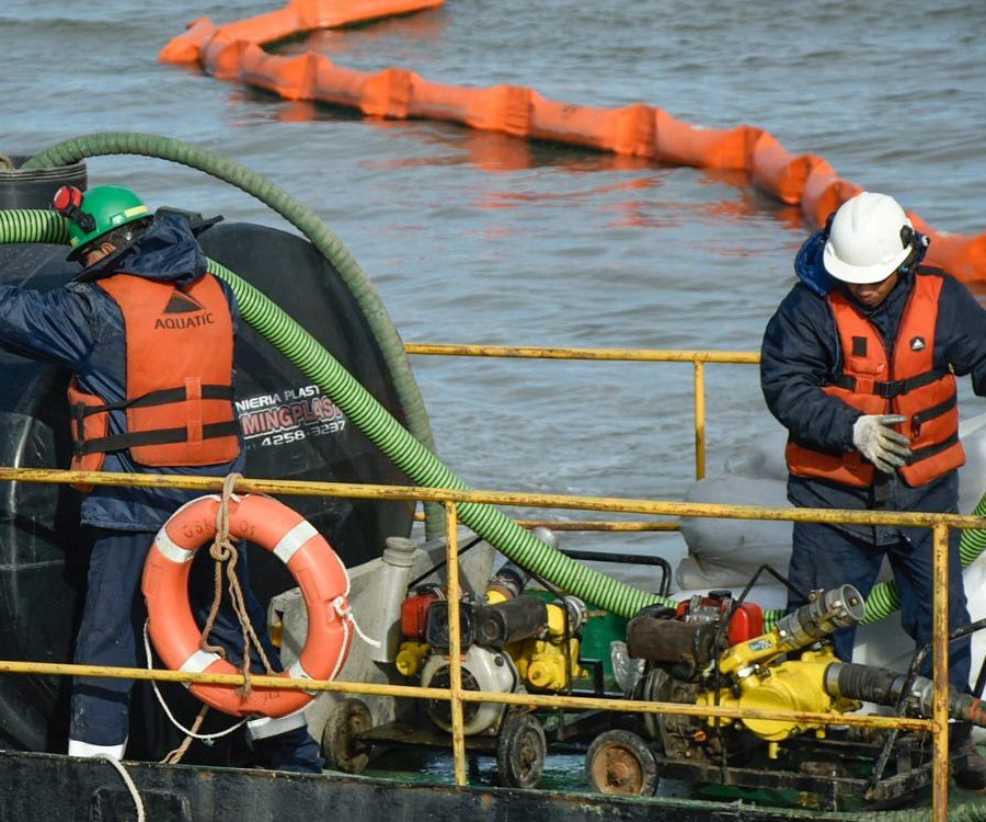 Simulacro de control de derrames de hidrocarburos en el puerto de Bahía Blanca