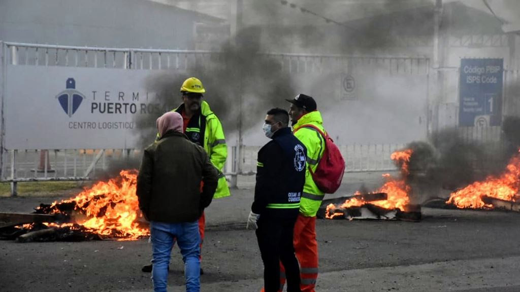 Comprometida situación en el puerto de Rosario: derrumbe, congestión y suspensiones