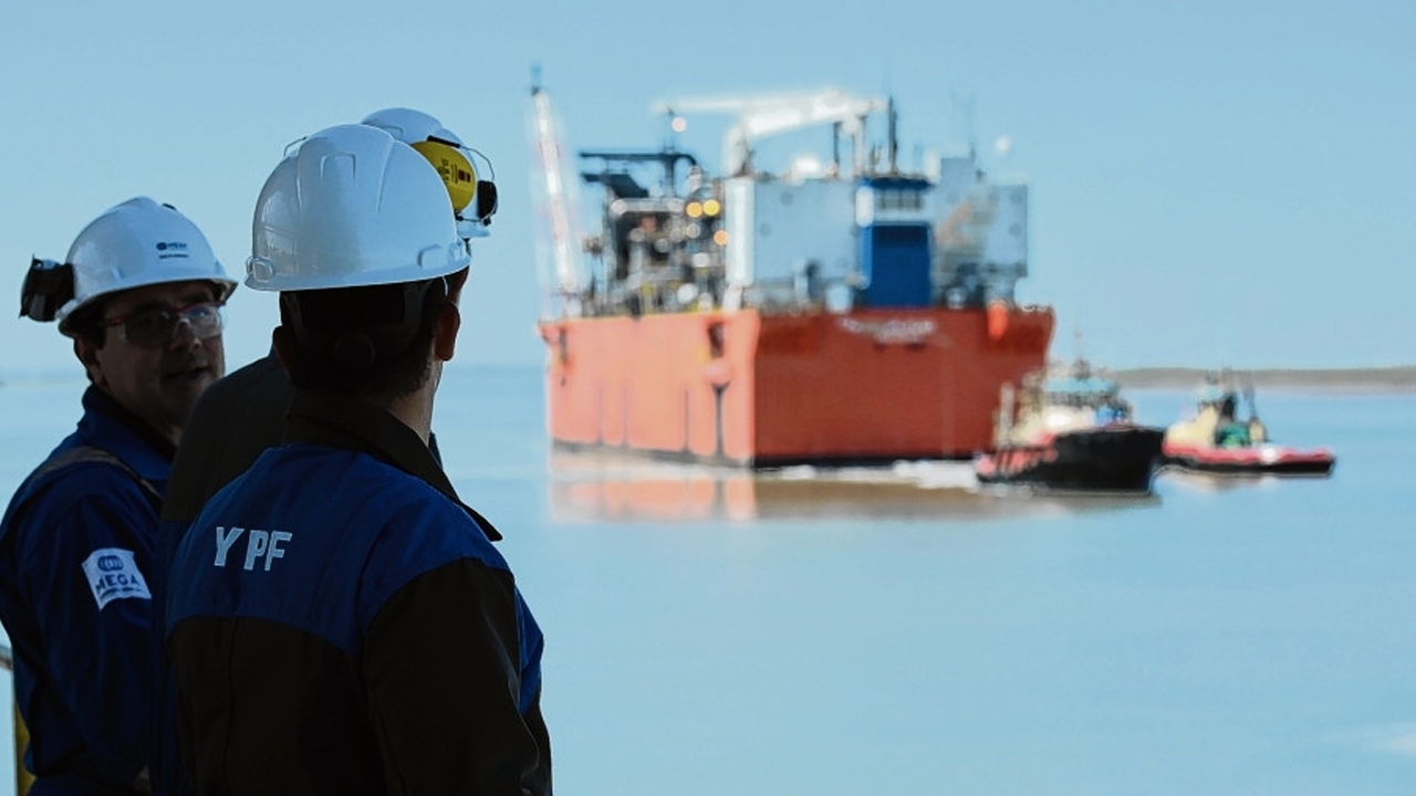 YPF le dice adiós a la barcaza para exportar desde Bahía Blanca el gas de Vaca Muerta