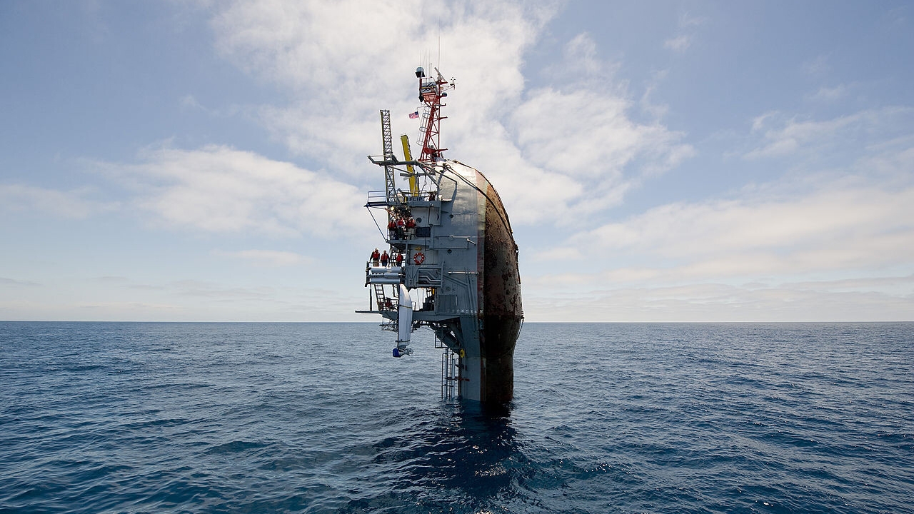 El barco más extraño del mundo: gira en vertical para hundirse y quedar parado en el mar