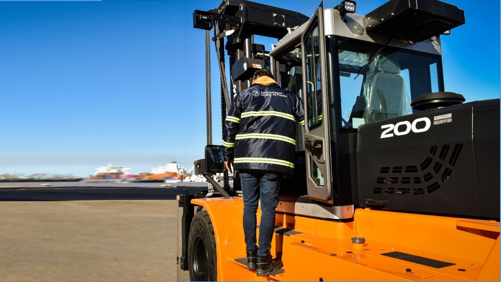 La AGP incorporó el primero de cuatro autoelevadores al Puerto de Buenos Aires