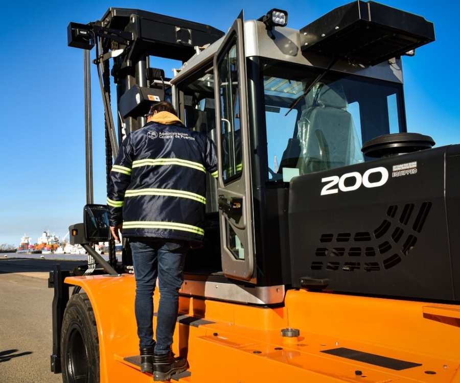 La AGP incorporó el primero de cuatro autoelevadores al Puerto de Buenos Aires