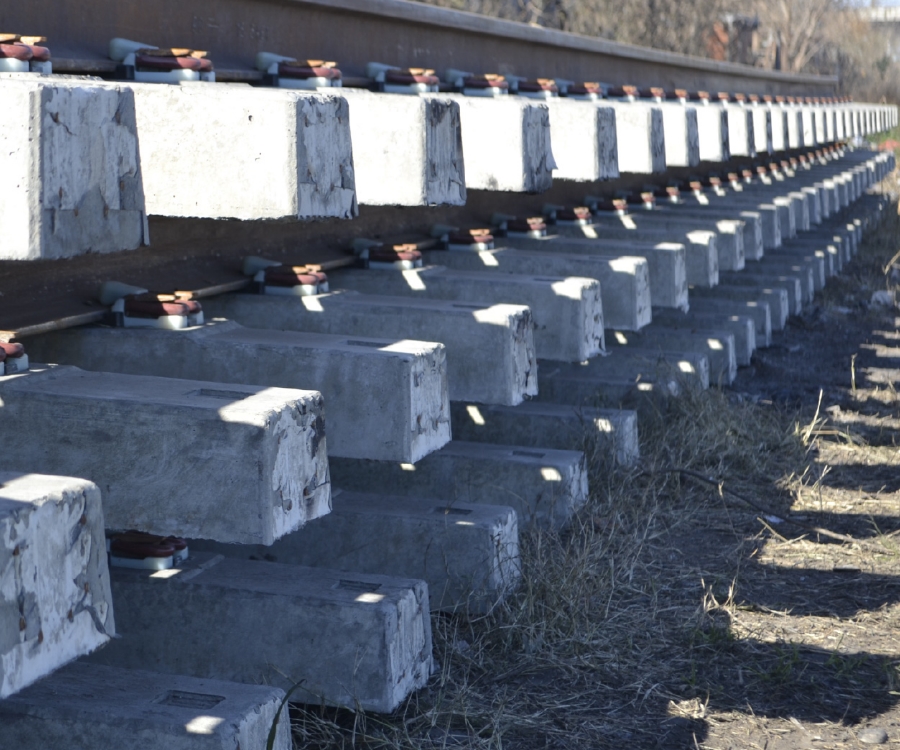 Trenes: realizan pruebas para colocar durmientes de plástico