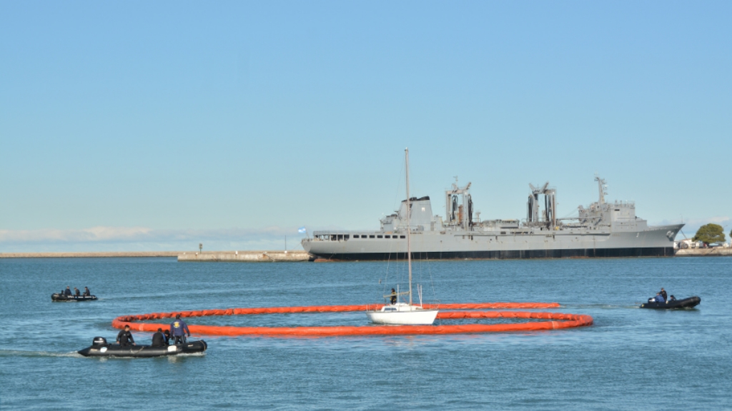 Ejercicio de control de derrame de hidrocarburos en la dársena de Puerto Belgrano