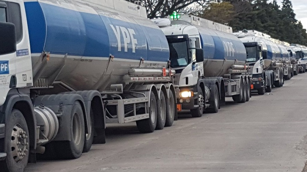 YPF comienza el transporte de petróleo en camión desde Puerto Rosales a Mendoza