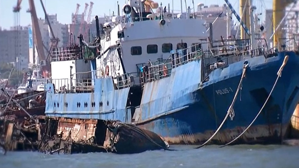 En fotos: acciones de la ANP en el cementerio de barcos de la bahía de Montevideo