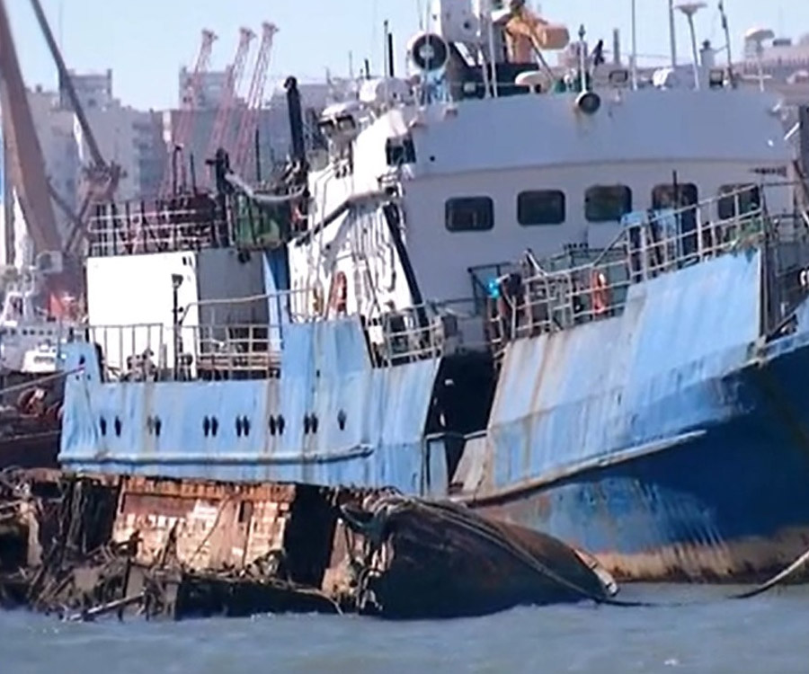 En fotos: acciones de la ANP en el cementerio de barcos de la bahía de Montevideo