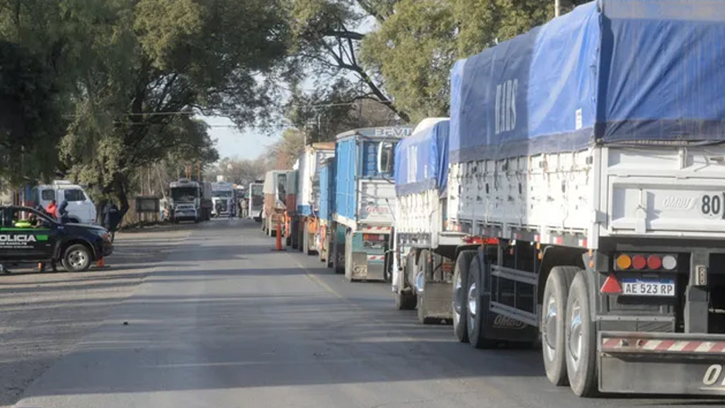 Duro impacto del paro de transportistas en los puertos del Gran Rosario