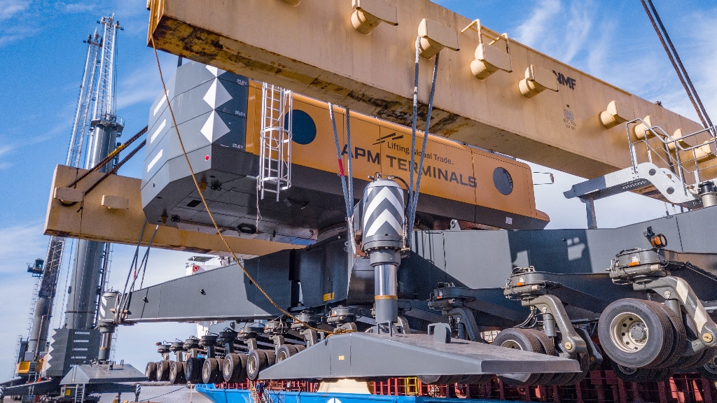 APM Terminals sumó una nueva grúa móvil en el puerto de Buenos Aires