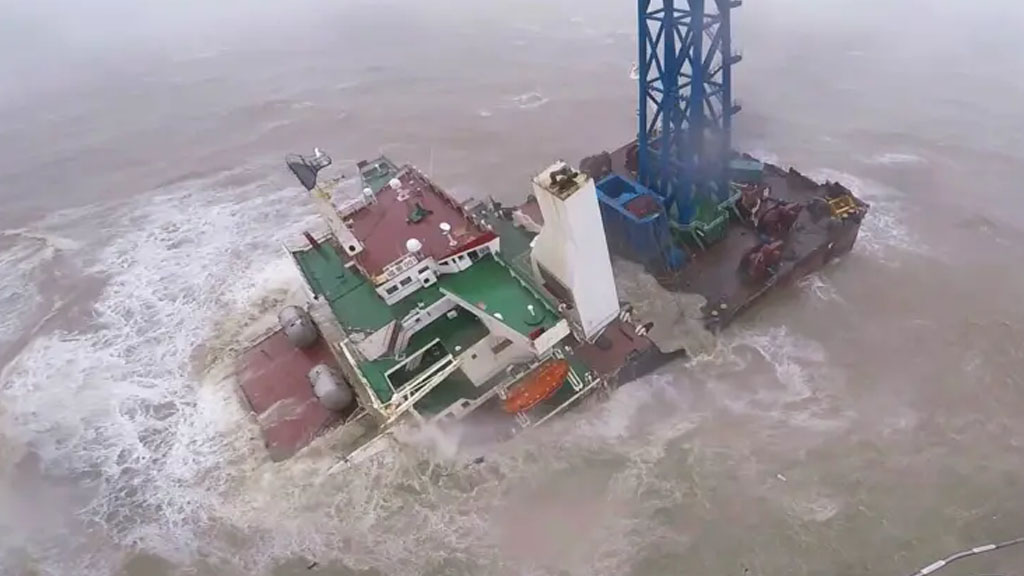 Video impactante: se hundió un barco de ingeniería offshore en Hong Kong